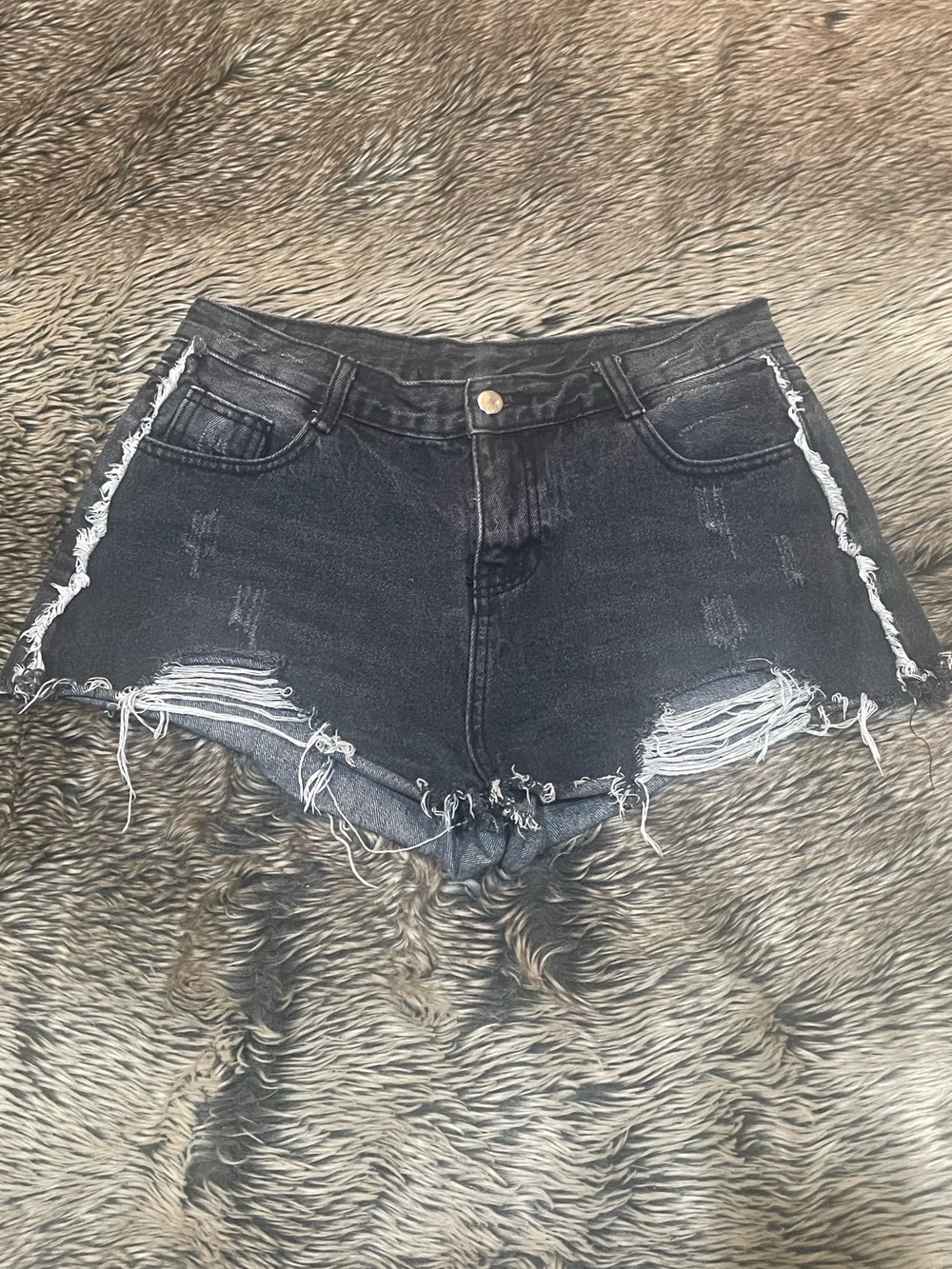 Sadie & Sage distressed black denim shorts size L